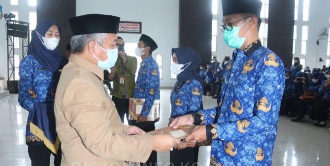 
					PJ Bupati Mengambil Sumpah dan Serahkan SK CPNS-PPPK di Koltim