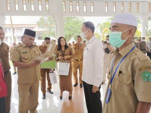 Tiga ASN Lingkup Pemkab Konawe Terima SK Pensiun