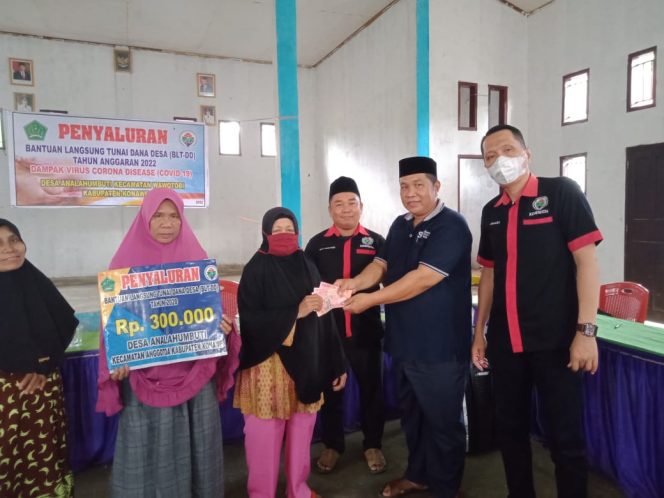 
					120 KPM di Desa Analahumbuti Terima BLT-DD Salur 7 & 8