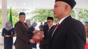 Sekda Konawe Sematkan Penghargaan Satyalancana kepada 12 ASN