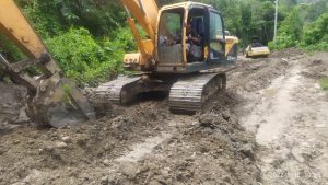 Dibawah Komando KSK, Pemkab Konawe Perbaiki Jalan Provinsi di Latoma-Asinua