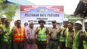 Peletakan Batu Pertama Pembangunan Sanitasi di Koltim, Bupati Harap Warga Pelihara MCK dengan Baik