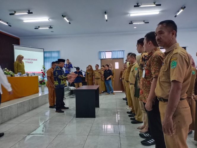 
					Bupati Kery Resmi Kukuhkan Tim TPKAD Konawe