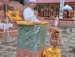 Bupati Koltim Serahkan Bantuan Rumah Ibadah di Pura Adat Amerta Sari