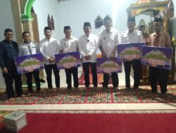 Safari Ramadhan, Plt. Bupati Koltim Serahkan Bantuan Pembangunan Rumah Ibadah di Ladongi