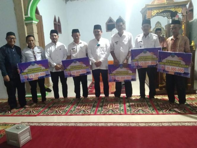 
					Safari Ramadhan, Plt. Bupati Koltim Serahkan Bantuan Pembangunan Rumah Ibadah di Ladongi