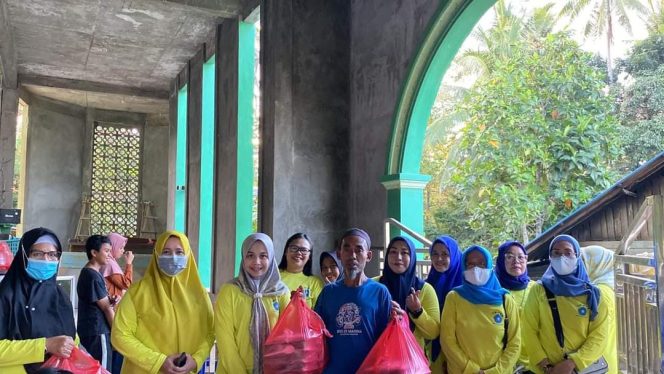 
					Ramadan Berbagi, TP PKK Koltim Sambangi RSUD dan Masjid Bagikan Bingkisan