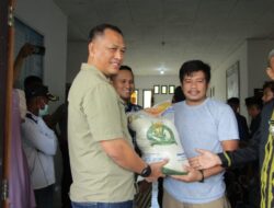 Sekda Konawe Salurkan Beras Gratis kepada Warga Padangguni