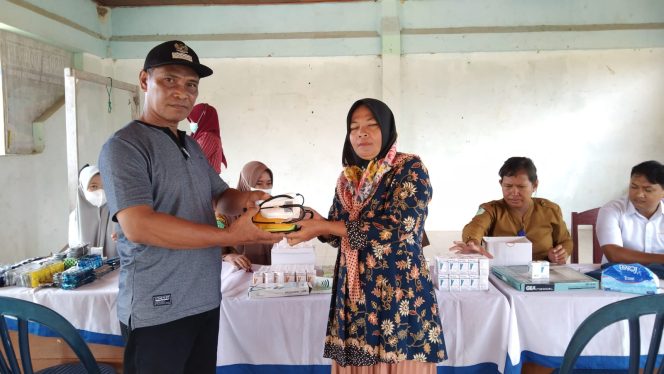 
					Tingkatkan Pelayanan Kesehatan, Pemdes Woerahi Serahkan Alkes ke Posyandu