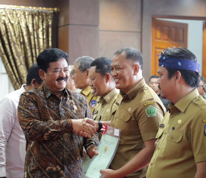 
					Pemkab Konawe Terima 52 Sertifikat Hak Pakai dari Menteri ATR/BPN
