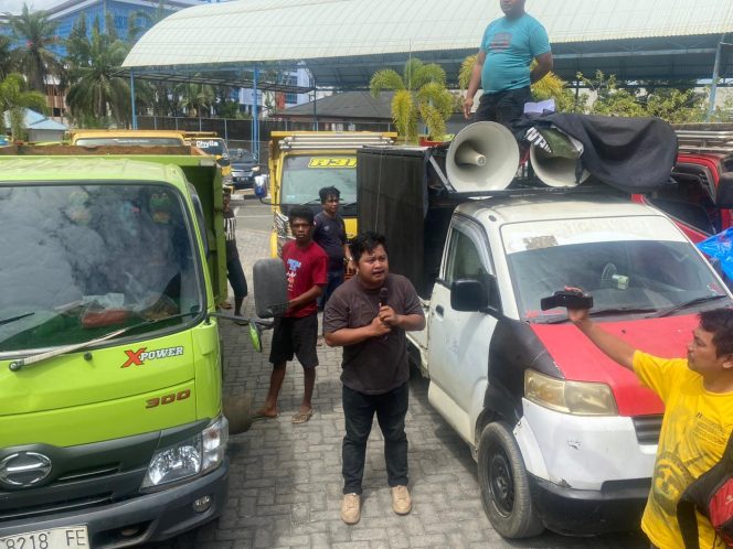 
					Ratusan Sopir Dum Truck Asal Konawe Geruduk Kantor DPRD Sultra