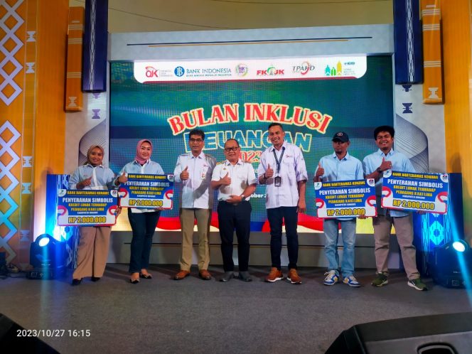 
					Pj Bupati Bersama BPR Bahteramas Konawe Salurkan Bantuan Kredit Usaha Kepada Pedagang
