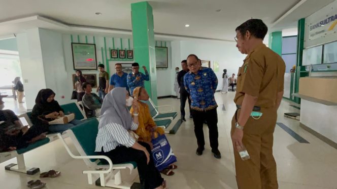 
					Pastikan Pelayanan Terbaik Bagi Masyarakat, Pj Bupati Kunjungi Pasien di BLUD Konawe