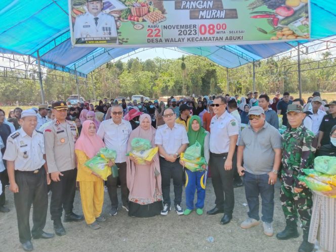 
					Pj Bupati Konawe Salurkan Bantuan Beras di Abuki