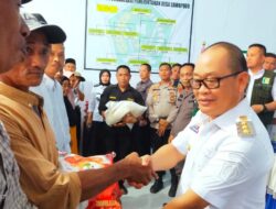 Pj. Bupati Konawe Salurkan Bantuan Beras di Kecamatan Soropia