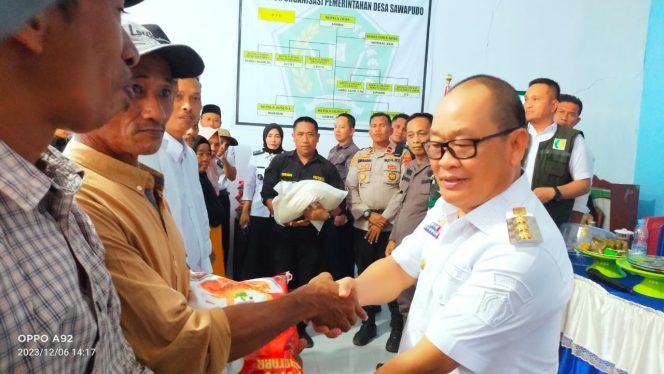 
					Pj. Bupati Konawe Salurkan Bantuan Beras di Kecamatan Soropia