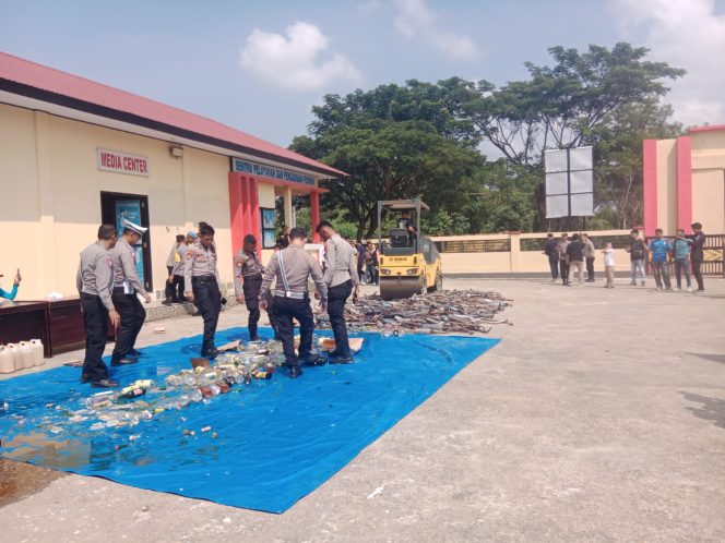 
					Jelang Tahun 2024, Polres Konawe Musnahkan Miras dan Knalpot Racing