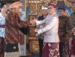 Hadiri Acara UDG ke-V Umat Hindu, Pj Bupati Konawe Dianugerahi Tanda Kehormatan Adat Bali
