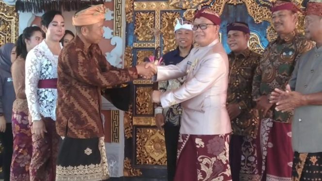 
					Hadiri Acara UDG ke-V Umat Hindu, Pj Bupati Konawe Dianugerahi Tanda Kehormatan Adat Bali