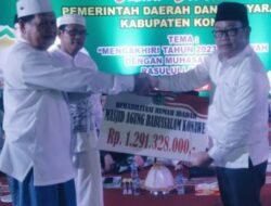 Pj. Bupati Konawe Serahkan Dana Rehab Masjid Agung Babussalam