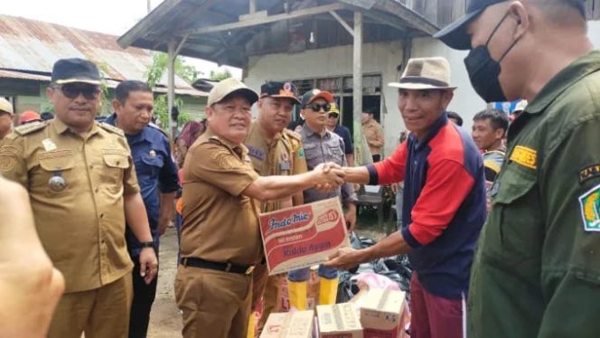 
					Pj Bupati Konawe Salurkan Bantuan pada Korban Angin Puting Beliung