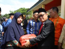 Usai Hadiri HUT Puriala ke-20, Pj Bupati Konawe Salurkan Bantuan untuk Masyarakat