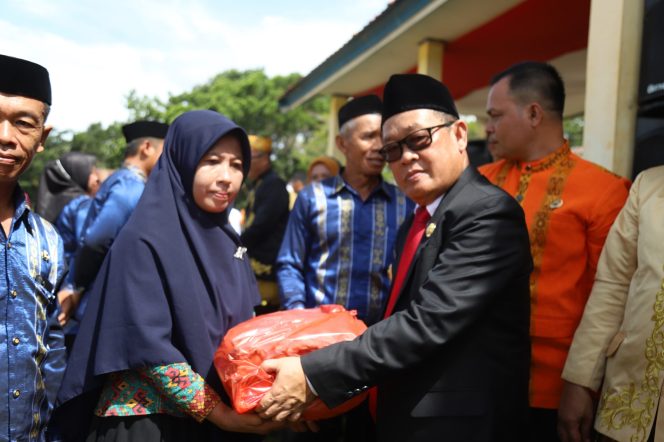 
					Usai Hadiri HUT Puriala ke-20, Pj Bupati Konawe Salurkan Bantuan untuk Masyarakat