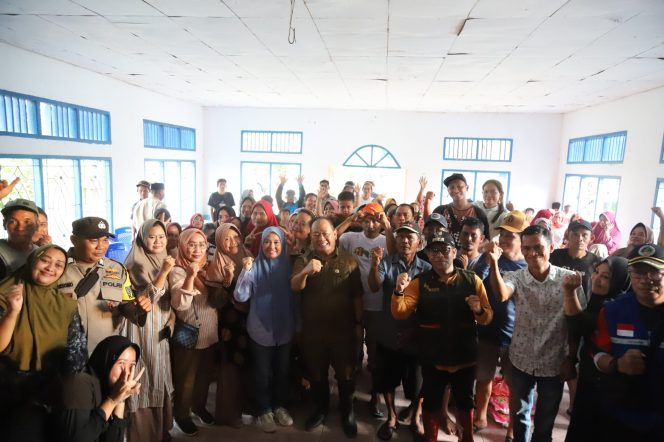 
					Harmin Ramba Bagikan Sembako Kepada Warga Terdampak Banjir di Lambuya