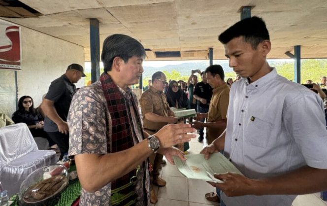
					533 Warga Kecamatan Routa Terima Sertifikat Tanah