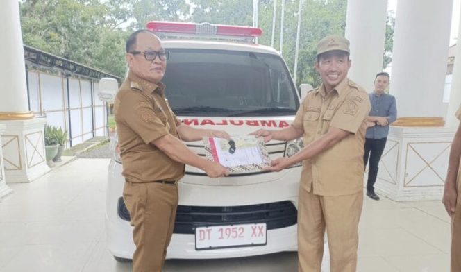 
					Pj Bupati Konawe Serahkan Mobil Ambulance untuk Desa Barowila
