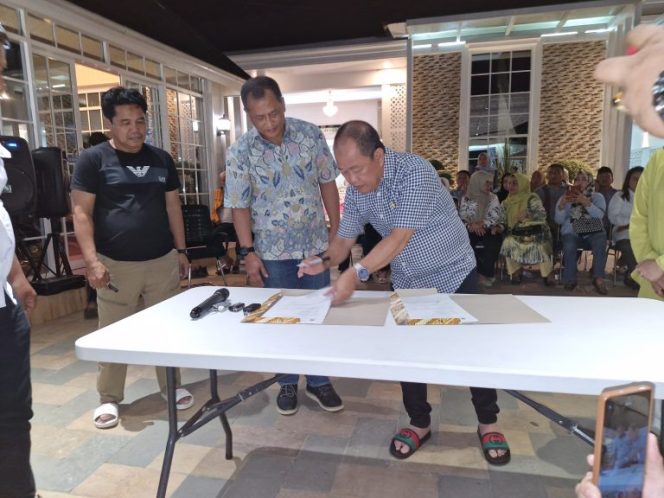 
					Jabatan Berakhir, Harmin Ramba Kembalikan 3 Mobdis ke Pemkab Konawe