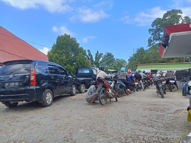 
					Polisi Diminta Tindak Tegas Calo Pertalite di SPBU Warangga