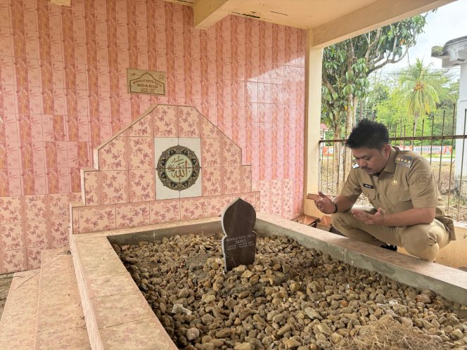 
					Jelang Mendaftar ke KPU, Abdul Azis Ziarahi Makam Mokole Raterate