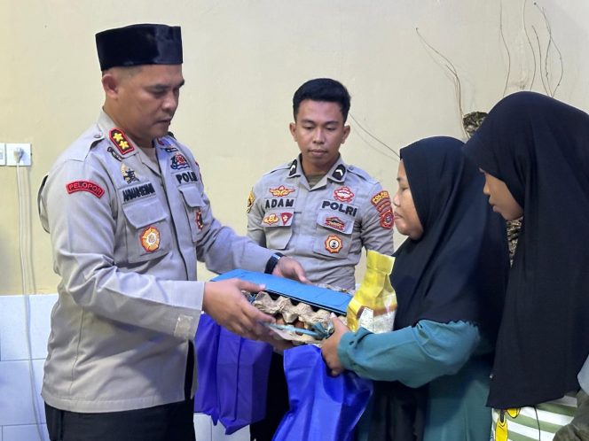 
					Polres Konawe Bagi 300 Paket Takjil untuk Masyarakat dan Pengendara