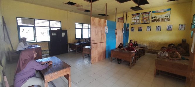 
					Minim Ruang Belajar, SDN 1 Anggotoa Sekat Kelas jadi Dua Bagian Menggunakan Triplek
