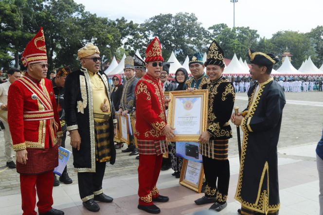 
					Pemkab Terima Reward Pengelolaan Keuangan Terbaik di Sultra