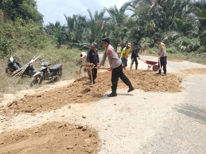 
					Gotong Royong Polsek Meluhu dan Warga Timbun Jalan Poros Meluhu-Lasolo